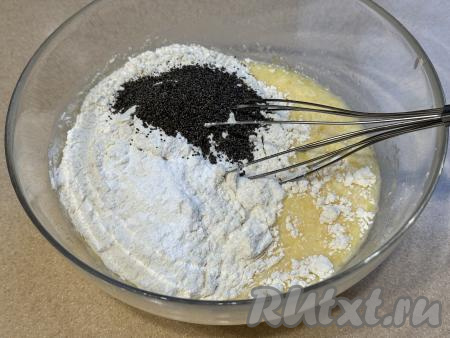 Перемешать яично-масляную смесь венчиком, влить молоко, перемешать. Всыпать 100 грамм муки, весь разрыхлитель, добавить сухой мак, перемешать венчиком до однородности.