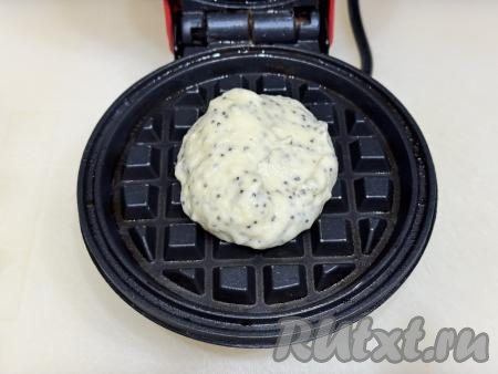 Вафельницу разогреть, при необходимости можно створки смазать немного растительным маслом. Выложить 1 столовую ложку теста, закрыть створки вафельницы и выпекать вафлю с маком до золотистого цвета.&nbsp;&nbsp;