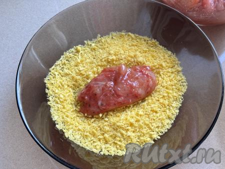 А затем заготовки куриных стрипсов, покрытые яйцом, обвалять со всех сторон в панировке. Покрывать яйцом и панировкой нужно столько стрипсов, сколько вы сможете выложить в один слой в чашу вашего аэрогриля. Я готовила стрипсы в несколько заходов.