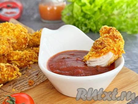 Готовые стрипсы подать к столу в горячем виде, дополнив любимым соусом или гарниром на ваш выбор.