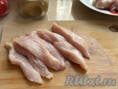 Куриное филе промыть водой, обсушить, нарезать на длинные полоски толщиной примерно 1,5 сантиметра.
