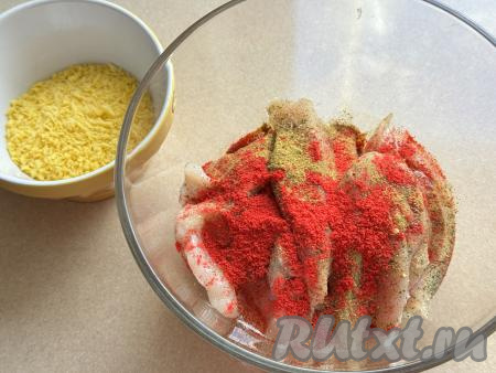 Выложить полоски куриного мяса в миску, влить 2 столовых ложки растительного масла, добавить соль и любимые специи для мяса (я добавила пряную соль, по половине чайной ложки паприки и карри).&nbsp;Хорошо перемешать полоски филе, покрывая их солью и специями со всех сторон, оставить на 30 минут промариноваться.