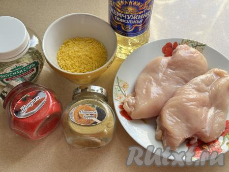 Подготовить продукты для приготовления куриных стрипсов в хрустящей панировке в аэрогриле. Специи к курице выбирайте на свой вкус, я взяла паприку, карри и пряную соль. В качестве панировки я использовала темпуру (это японская панировка из ледяной воды и муки, которая при жарке превращается в невесомую, хрустящую и "кружевную" корочку), но отлично подойдут и обычные панировочные сухари.