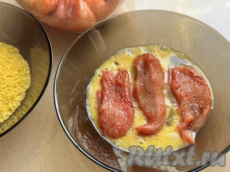 Окунуть несколько куриных полосок в яйцо со всех сторон.