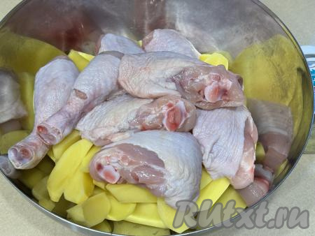 В миску с картошкой добавить части курицы.&nbsp;