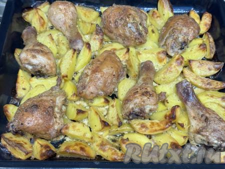 Отправить противень в духовку, разогретую до 180 градусов, запекать курицу с картошкой в майонезе 1 час. По прошествии часа проколоть картошку вилкой, если прокалывается легко, значит можно доставать противень из духовки. Если же картошка ещё твердовата (продолжительность запекания зависит от толщины нарезки и сорта картофеля), тогда можно увеличить время запекания на 5-10 минут.