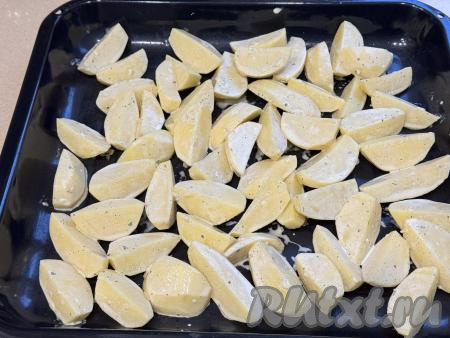 По прошествии 30 минут выложить картошку в один слой на противень.&nbsp;