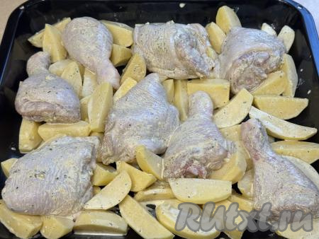 Поверх картошки разложить кусочки курицы.&nbsp;