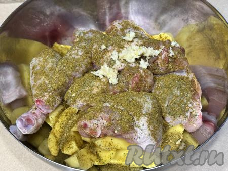 К курице с картошкой всыпать соль (добавляя соль, учитывайте, что в дальнейшем будет использоваться майонез, а в его состав входит соль), специи (в качеств специй я использовала карри), добавить пропущенный через пресс чеснок.&nbsp;