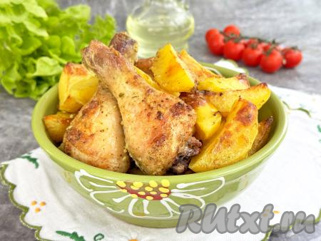 Противень с готовым блюдом достать из духовки. Сочные, нежные кусочки курицы вместе с аппетитными, мягкими ломтиками картошки разложить по тарелкам и в горячем виде подать к столу.&nbsp;