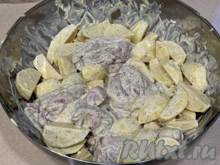 Хорошо перемешать содержимое миски, покрывая кусочки&nbsp;курицы и ломтики картошки&nbsp;майонезом и специями со всех сторон. Оставить промариноваться мясо с картофелем минут на 30.