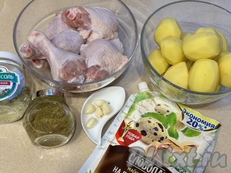 Подготовить продукты для приготовления курицы с картошкой в майонезе на противне в духовке. Для этого блюда подойдут любые части курицы (я взяла куриные ножки и бёдра). Промыть части курицы, обсушить. Картошку и чеснок почистить.