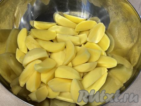 Картошку нарезать на средние ломтики, выложить в глубокую миску.&nbsp;