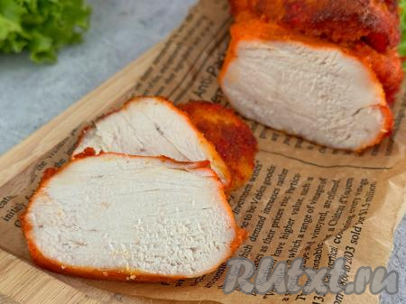 Кусочки нежной, сочной, аппетитной пастромы, приготовленной из куриной грудки в аэрогриле, можно подать в качестве самостоятельной холодной закуски, использовать для приготовления бутербродов.