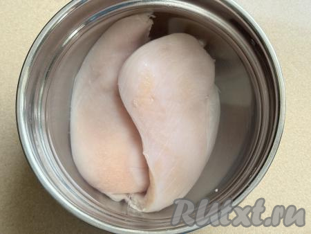 Выложить куриное филе в солевой раствор (мясо должно быть полностью в растворе) и оставить на 3 часа.