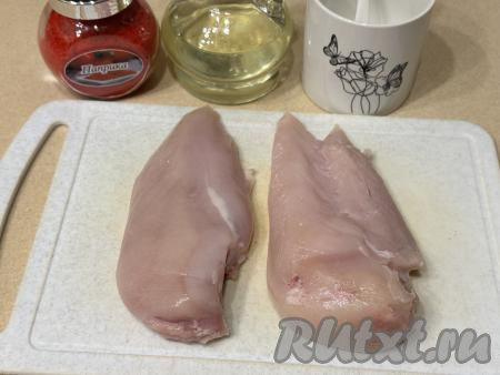 Подготовить продукты для приготовления пастромы из куриной грудки в аэрогриле. Куриную грудку отделить от кости, получатся 2 филе. Куриное мясо промыть водой.