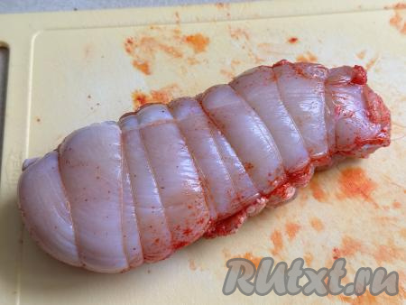 Выложить одно филе на другое смазанной стороной внутрь, связать их вместе ниткой.