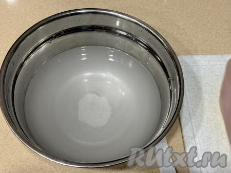 В достаточно глубокую миску влить 500 миллилитров воды комнатной температуры, добавить соль. Получившийся солевой раствор перемешать вилкой (или столовой ложкой) до полного растворения соли.