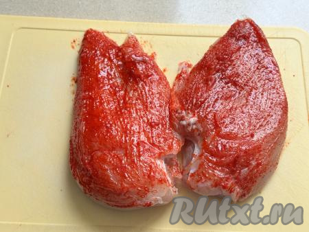 Просолившееся филе смазать с одной стороны получившимся маринадом.&nbsp;