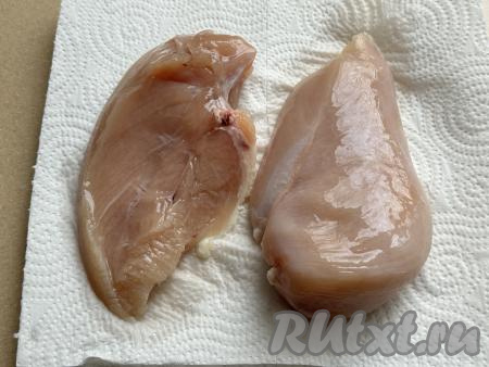 Просолившееся куриное филе выложить на бумажное полотенце, обсушить.
