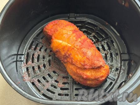 Чашу с заготовкой пастромы отправить в аэрогриль, запекать при температуре 160 градусов 20 минут, затем увеличить температуру до 180 градусов и запекать ещё 20 минут. Оставить куриную пастрому на 20 минут в выключенном аэрогриле.