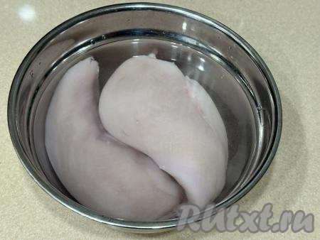 По прошествии 3 часов филе куриной грудки пропитается солью и станет в меру солёным.