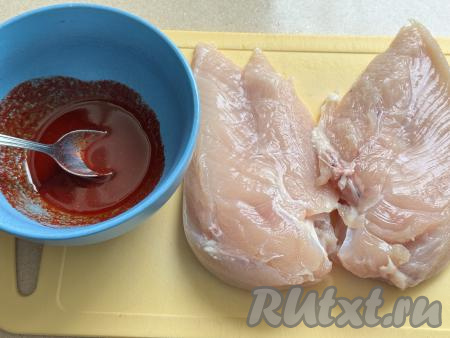 Для получения маринада нужно в небольшую ёмкость влить растительное масло, всыпать специи (в качестве специй я добавила 1 столовую ложку паприки), хорошо перемешать.