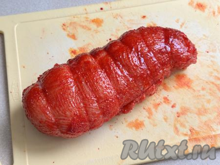 Смазать поверхность куриной грудки маринадом.