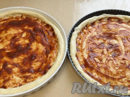 Тесто смазать кетчупом (или томатным соусом).&nbsp;