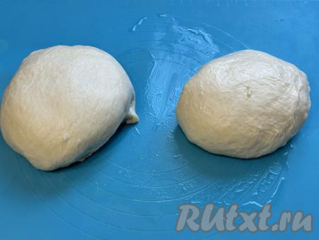 Поднявшееся тесто обмять и разделить на 2 равных части.&nbsp;