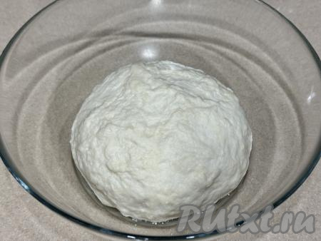 Всыпая понемногу муку, обязательно учитывайте, что тесто для пиццы должно получиться мягким, нежным, не липнущим к рукам. В общей сложности вымешивать тесто руками нужно не менее 7 минут. В зависимости от качества муки, её может потребоваться чуть больше или чуть меньше, чем указано в ингредиентах, главное - ориентироваться на структуру замешиваемого теста. Миску с тестом, накрыв пищевой плёнкой (или полотенцем), оставить в тёплом месте на 1 час (до увеличения теста в объёме раза в 2-3).