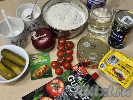 Подготовить продукты для приготовления пиццы с тушёнкой. Тушёнку можно взять как из говядины, так и из свинины.&nbsp;