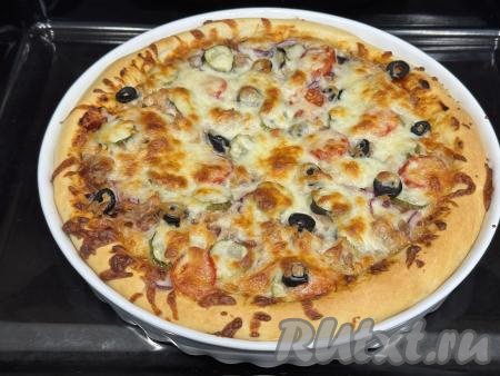 Готовую пиццу достать из духовки.