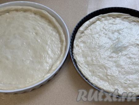 Формы для выпечки (у меня 2 формы диаметром по 28 сантиметров)&nbsp;смазать растительным маслом. Можно выпекать и на противне, застеленном пергаментом. Выложить каждую часть теста в форму.&nbsp;Распределить тесто по форме, формируя небольшие бортики.&nbsp;