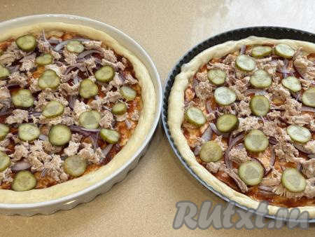 Поверх тушёнки распределить огурцы, нарезанные на тонкие кружочки.&nbsp;