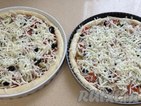 Каждую пиццу посыпать сыром, натёртым на крупной тёрке. Выпекать пиццу с тушёнкой в духовке, разогретой до 190 градусов, минут 20.&nbsp;