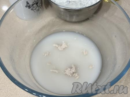 Прежде всего замесим дрожжевое тесто для пиццы. Для этого 250 миллилитров воды нужно подогреть до 38-40 градусов, влить в миску, всыпать дрожжи и сахар, тщательно перемешать и оставить в тёплом месте на 5-10 минут. За это время дрожжи активируются и поверхность дрожжевой смеси запенится.&nbsp;