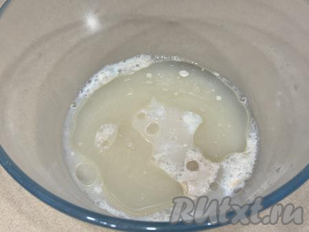 В миску с запенившейся дрожжевой смесью влить растительное масло, всыпать соль, перемешать венчиком.&nbsp;