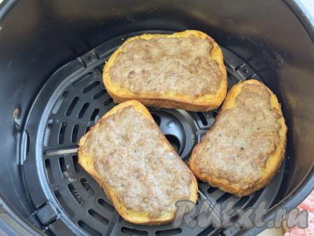 Запекать бутерброды с фаршем в аэрогриле при температуре 180 градусов 10 минут. Пока бутерброды запекаются, нужно сыр натереть на мелкой тёрке.