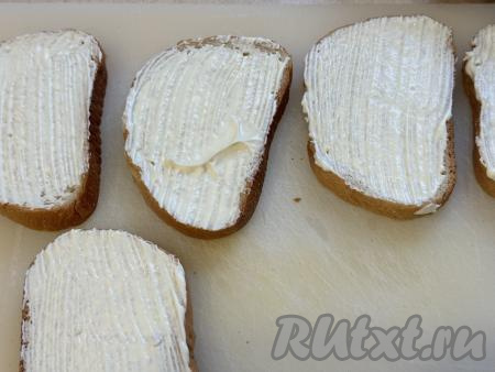 Кусочки белого хлеба смазать майонезом.&nbsp;