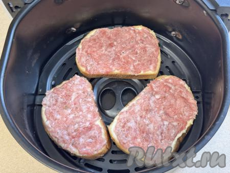 Выложить бутерброды с фаршем на решётку аэрогриля. У меня за один раз в чашу помещаются только 3 бутерброда, поэтому все бутерброды я запекаю в несколько заходов. Отправить чашу в аэрогриль.