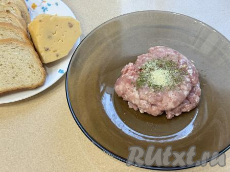 Фарш выложить в миску, добавить соль и специи по вкусу (в качестве специй я использовала соль, смешанную со специями, но отлично подойдёт и чёрный молотый перец).&nbsp;