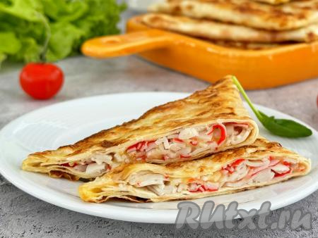 Треугольники из лаваша с крабовыми палочками