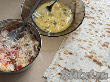 Перемешать сыр и крабовые палочки до получения однородной массы.&nbsp;В отдельной достаточно глубокой тарелке взбить вилкой сырое яйцо.