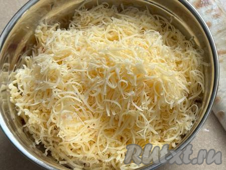 Сыр натереть на мелкой тёрке. Соединить в миске крабовые палочки и натёртый сыр.