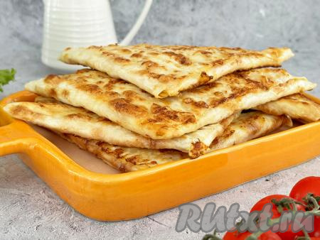 Я люблю подавать треугольники из лаваша с крабовыми палочками к столу тёплыми, хотя не менее вкусны они и остывшими.