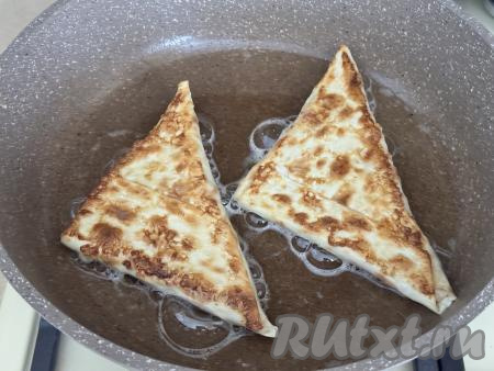 Жарить треугольники с двух сторон до золотистого цвета (примерно по 2-3 минуты с каждой стороны) на среднем огне.
