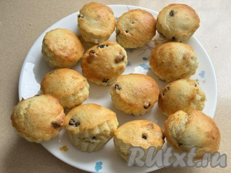 Готовые кексы в силиконовых формочках достать из аэрогриля. Постепенно испечь все кексы.