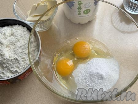 В миске, в которой будет удобно взбивать миксером, нужно соединить яйца, сахар и ванильный сахар.