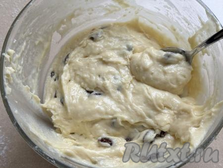 Перемешать аккуратно тесто для кексов, равномерно распределяя изюм.